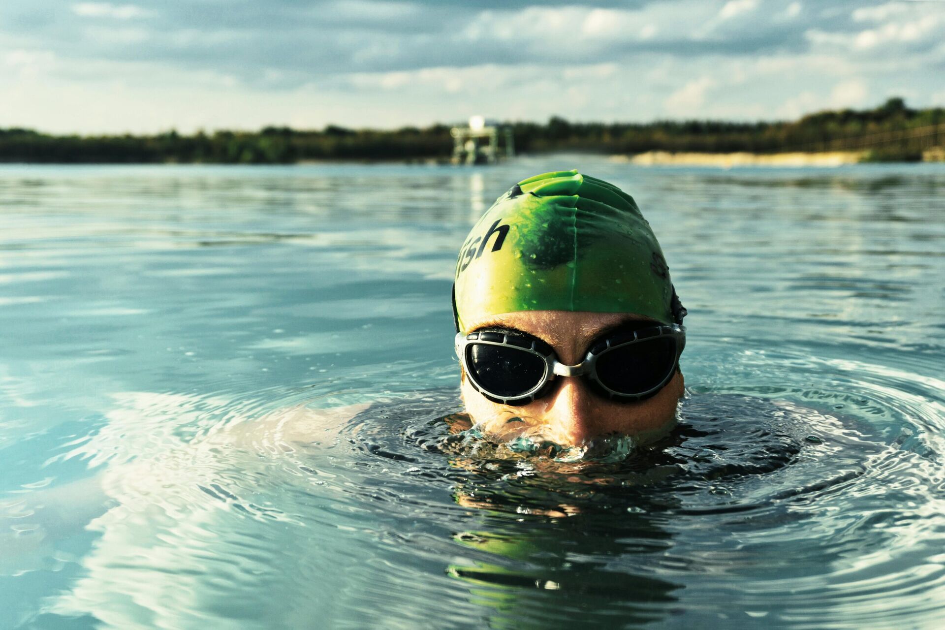 Pływanie jako forma terapii - korzyści zdrowotne i emocjonalne